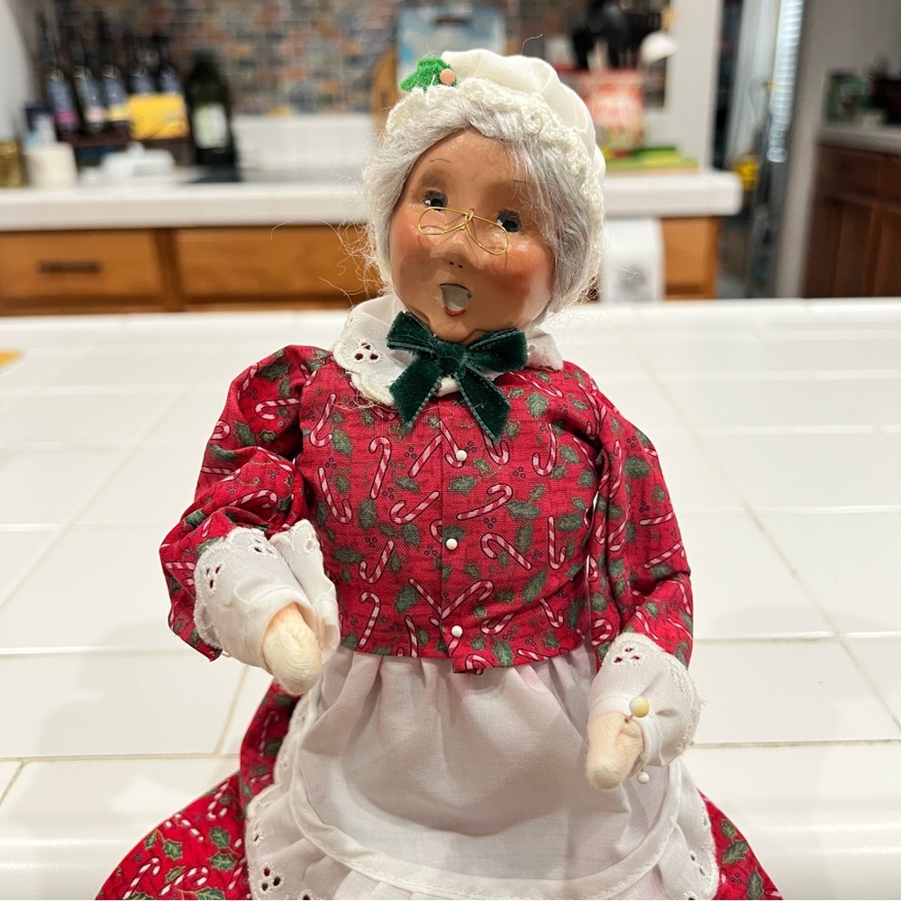 Byers’ Choice Ltd The Carolers Mrs. Claus Hand Painted Christmas Figurine 2003